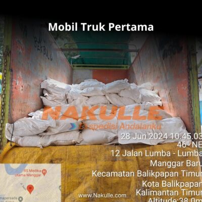 mobil truk CDD pertama pengangkut garam semai tujuan Makassar di Balikpapan