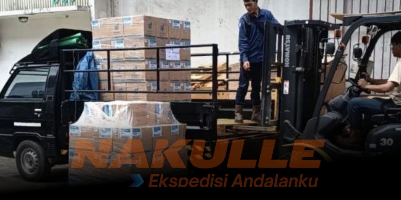 dokumentasi Proses muat barang ekspedisi Balikpapan Kendari di gudang logistik